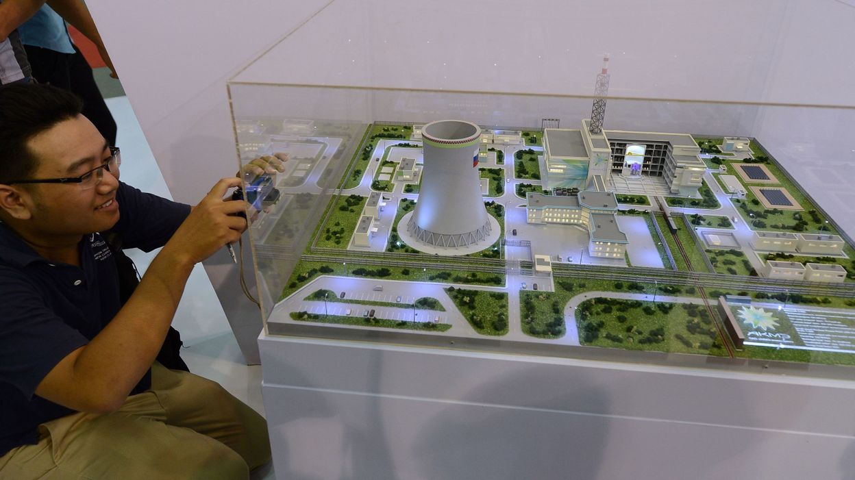 The distance is great, but our hearts are close! Soviet poster. Artist Viktor Ivanov. State Publishing House of Fine Arts (IZOGIZ), 1958.