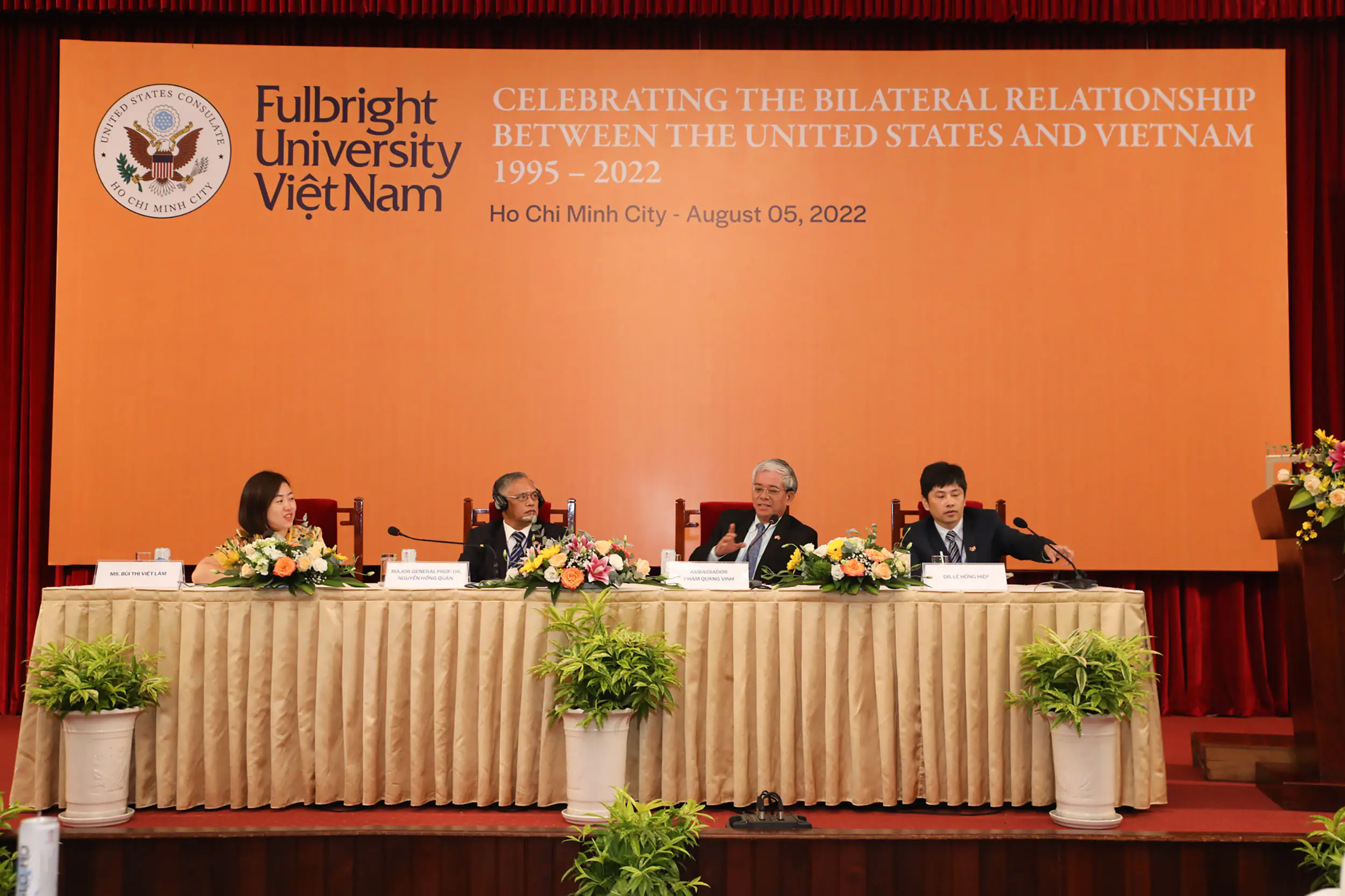 Ông Nguyễn Hồng Quân(thứ 2 từ trái qua) tại buổi hội thảo về An Ninh - Quốc Phòng ở ĐH Fulbright, 3 tháng sau khi Nga phát động Chiến dịch Quân sự Đặc biệt