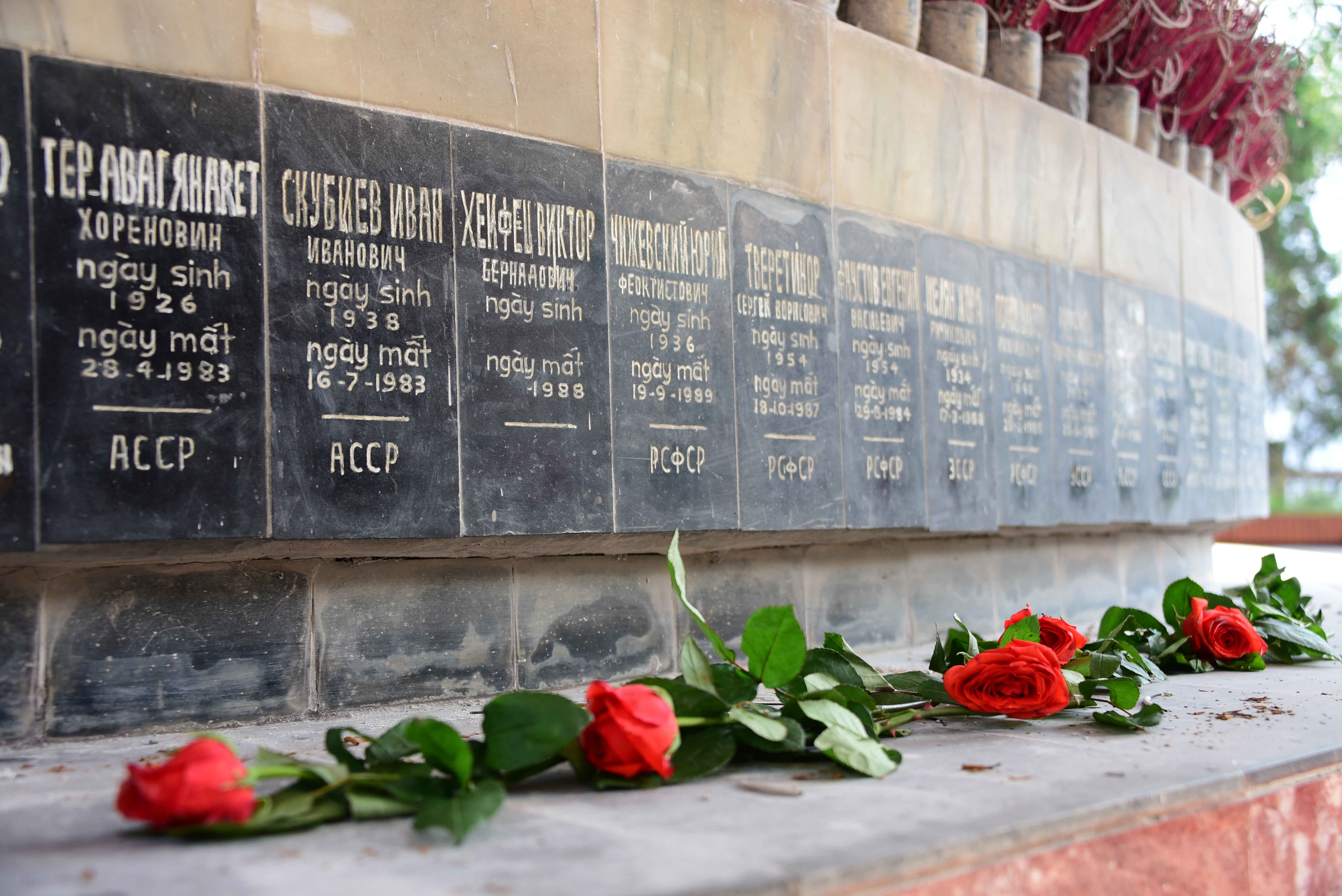 Bia Tưởng niệm 13 chuyên gia Liên Xô hi sinh khi xây dựng thủy điện Hòa Bình