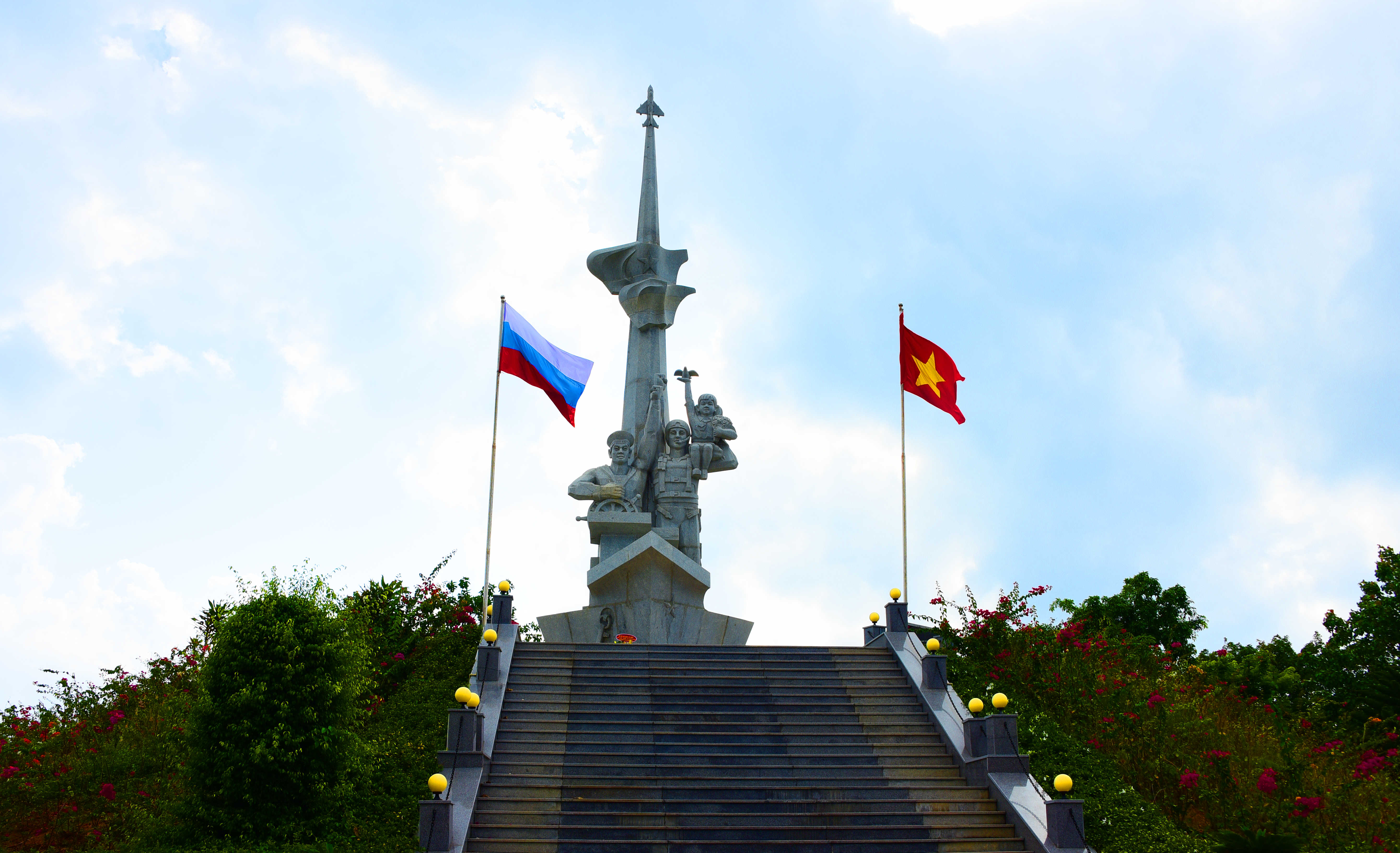 Đài tưởng niệm tại Nha Trang tưởng niệm các Liệt sĩ Nga và Việt Nam hy sinh